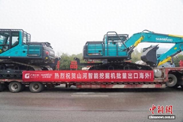 3月10日，一批工程机械设备从山河工业城集中发货。记者 鲁毅 摄