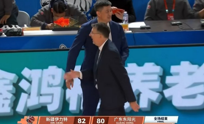 广东男篮遭新疆18分大逆转引热议！杜锋末节争议用人被吐槽给家乡送温暖