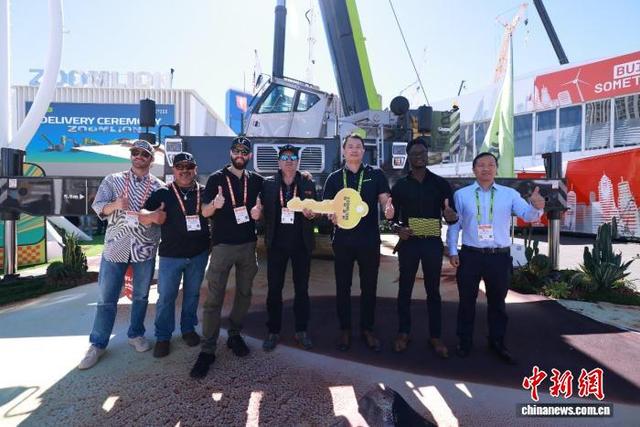 美国拉斯维加斯工程机械展上，中联重科产品迎来交付及合作签约。企业供图