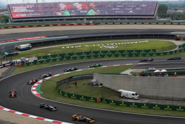 姚明、周冠宇同框，索伯车队承认，周冠宇得到的支持超出预期