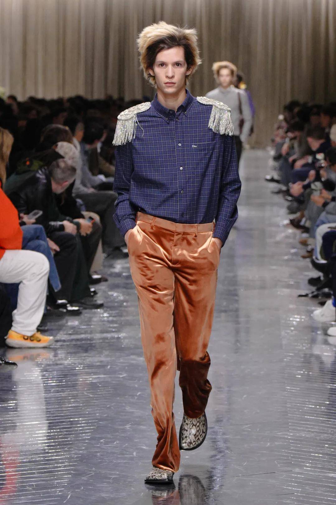 刘嘉玲梁朝伟巴黎秀恩爱、爱马仕男装总监发布告别秀、LV三帅同框自拍，巴黎夯的一周！