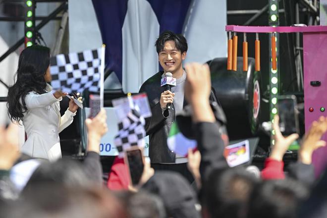 文汇视讯｜加盟凯迪拉克首场粉丝见面会，周冠宇畅谈未来