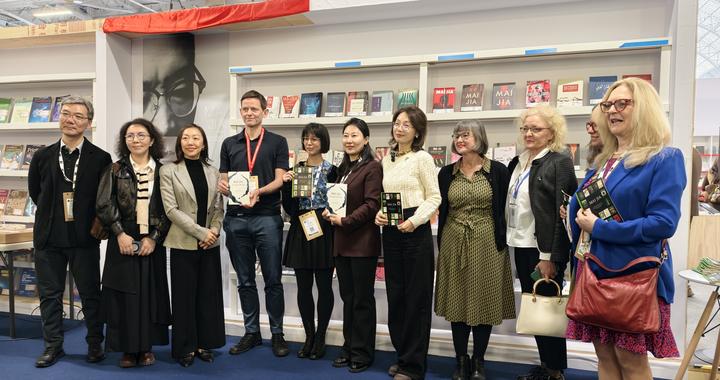 伦敦书展开幕，麦家作品多语种版本集中展示