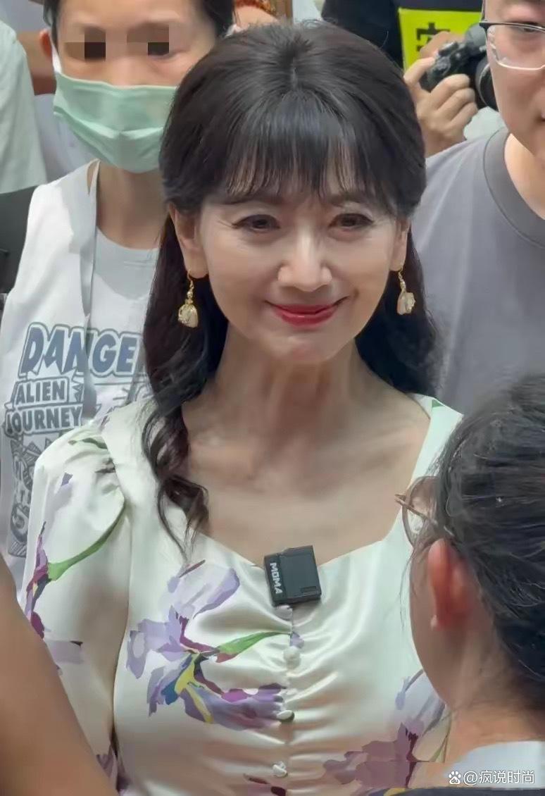 71岁赵雅芝生图曝光,脸小身瘦像个“假人”,穿长裙踩高跟还很拼