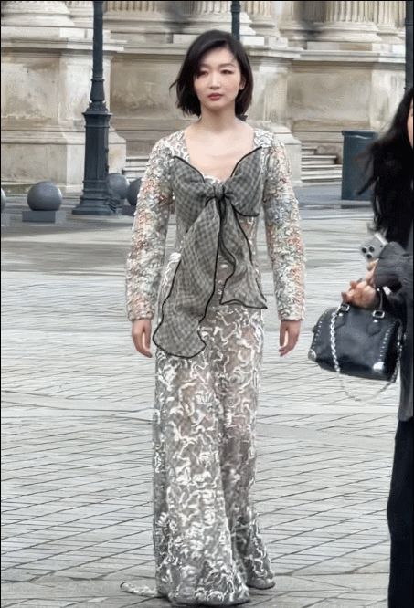 周冬雨巴黎时装周，换发型俏皮可爱，穿亮片长裙走路似流动星河