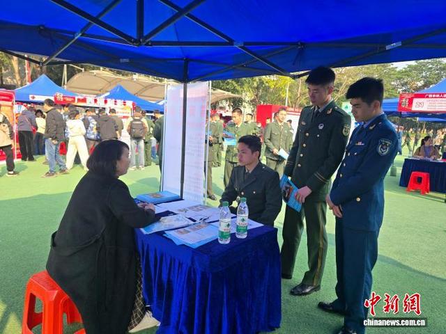 图为求职退役军人向企业招聘工作人员咨询。林洁琪 摄