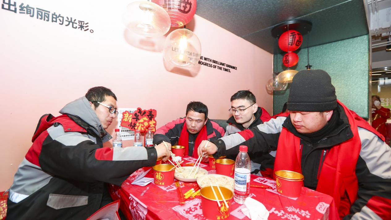小年當晚，豆各莊地區慰問快遞員、外賣員等新就業群體。受訪者供圖