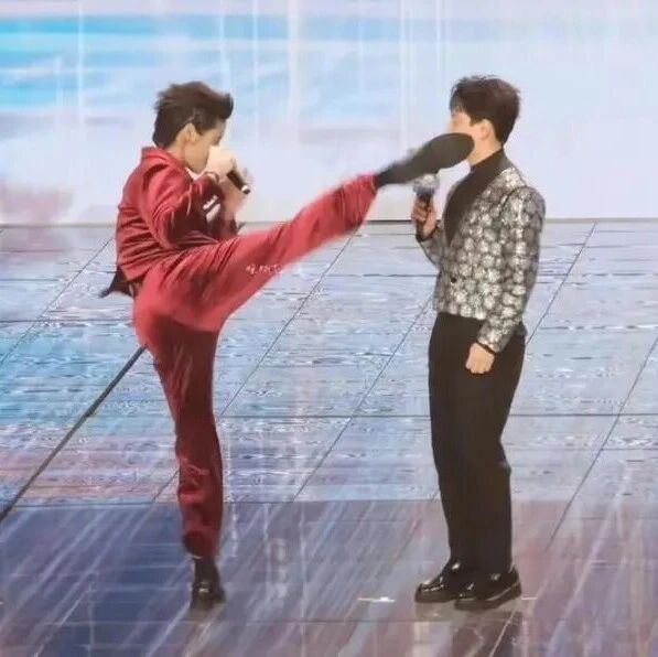 舞台上差点踢到主持人的头，向佐发文道歉：那一脚吓到你很对不起，对不起100遍