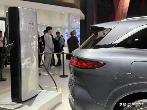 实测对比!比亚迪兆瓦闪充VS蔚来换电,谁才是新能源补能终局?