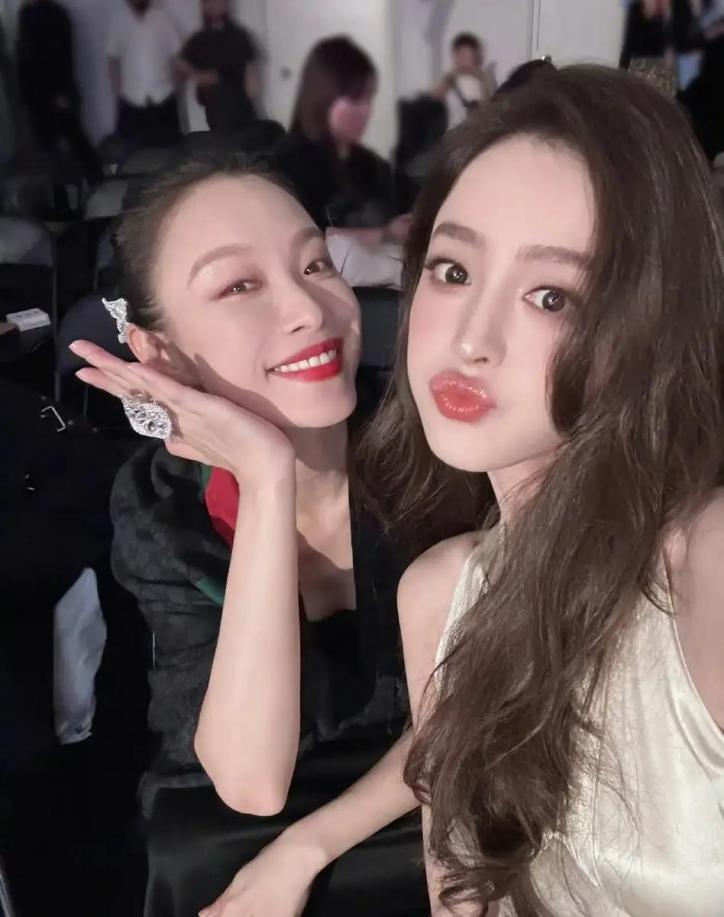 三美合体比耶卖萌,娜扎诗诗倪妮姐妹情深