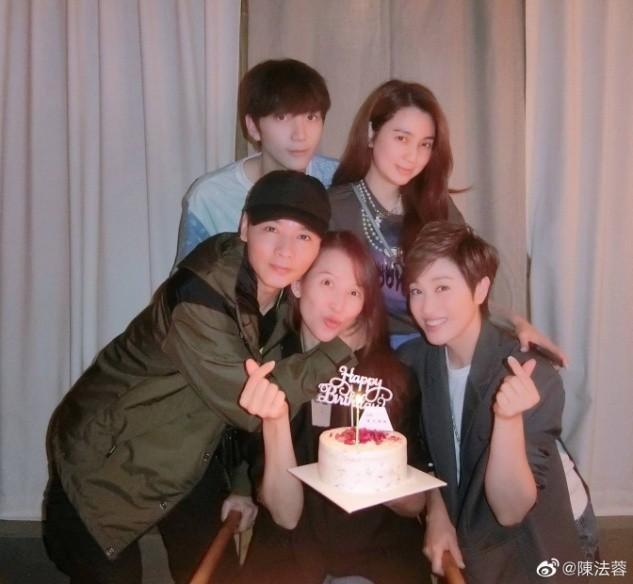 张晋贴脸为蔡少芬庆生，洪欣罕带儿子露面，20岁张镐濂帅到认不出