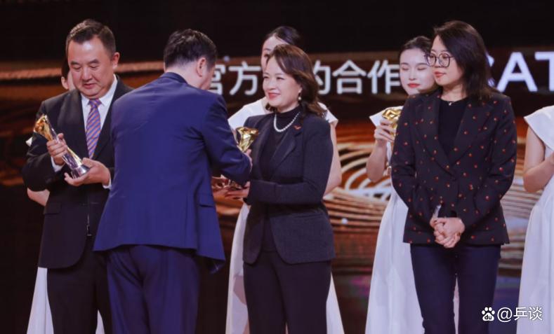 陈梦获选“年度杰出运动员”,林高远也拿奖,盛装出席领取奖杯!