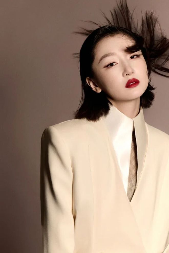 周冬雨 LV 活动造型太出圈:西装搭头纱,把 “反差感” 穿成时尚教科书