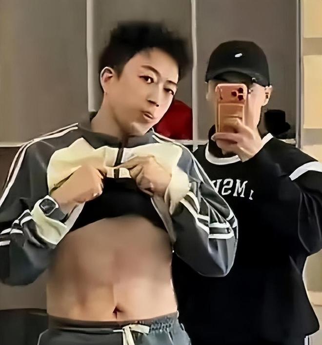 于正秀腹肌被微博识别为“AI生成”,本人:微博已还清白