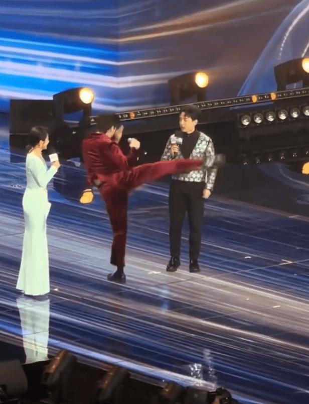 向佐展示功夫动作差点踢到主持人的头 本人发文道歉