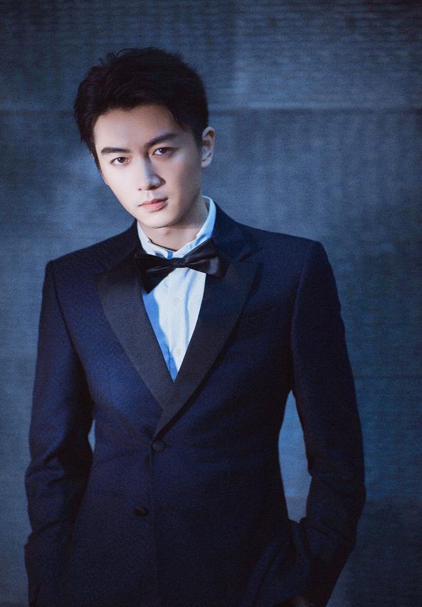 陈晓身穿黑色西装配领结彰显高级感，而条纹西装配胸针潮流精致！