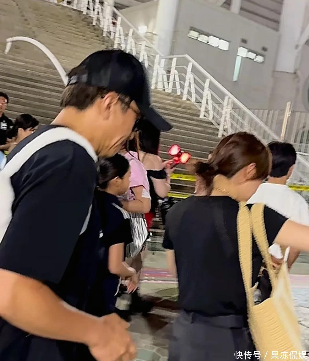 孙俪全家去看BLACKPINK演唱会!小花晒黑了,邓超背书包有点可爱