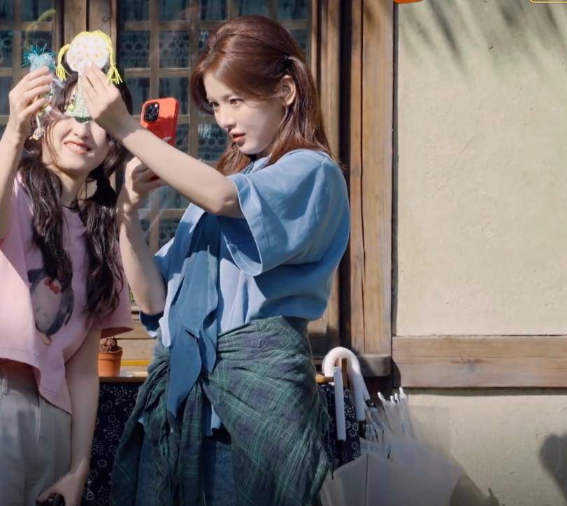 虽然杨超越学历不高，但她的情商、感知、领悟能力超越了许多人!_缝纫机_观众_工作