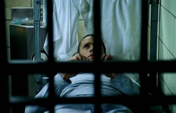 终于赶走了精神病室友，越狱计划踏上正轨