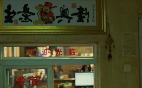 “女人旅馆招人，社会大哥直接带俩狱友上门应聘……”