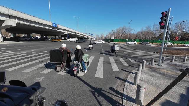 闯红灯还不看车的人都不知道你在想什么