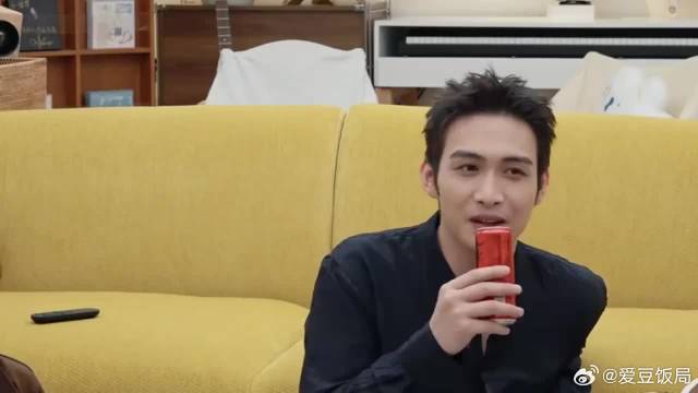 张彬彬喝错毛晓彤饮料，下意识的眼神，磕到了