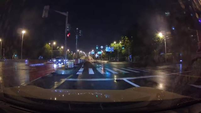 现实版飞驰人生，如果遇到，一定要沉着冷静、观察路况，靠边停车