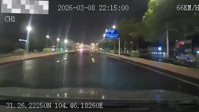 怪谁呢？视频车变道遇上老人横穿机动车道，后车反应不及发生追尾