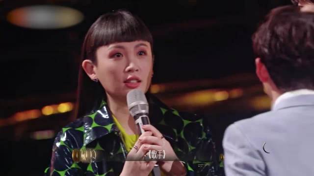 陈立农中场休息，与张信哲狂捧何炅，引全场狂笑