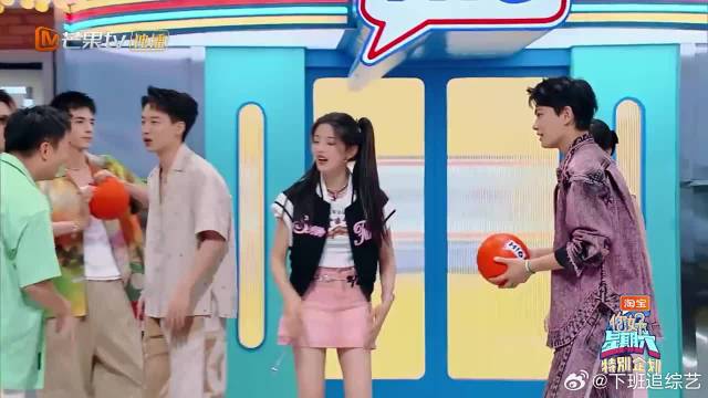 杨超越丁禹兮转圈接球，跟跳芭蕾舞似的，还挺美！