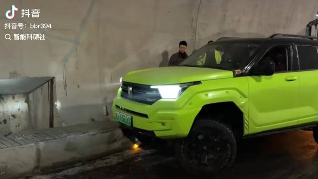 这坦克300和坦克400，带劲呀！SUV已经进化到救援半挂车了