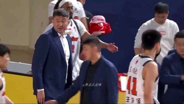 杜指导的战术是没问题的，球员执行的太差了