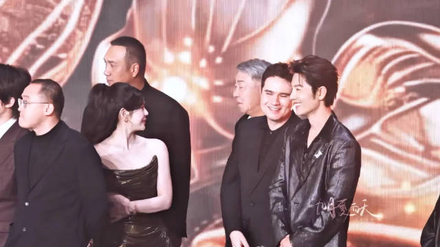 肖战郑晓龙片场热聊，藏海传剧组氛围融洽