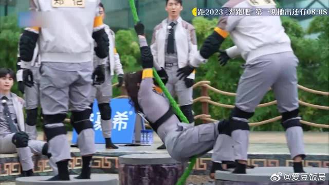 白鹿荡秋千，腰劲是真大啊铿锵有力的，韩庚一把搂住