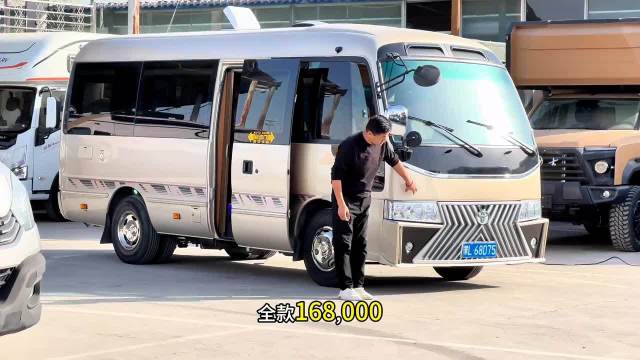 十多万的考斯特房车真漂亮，没报废期还是蓝牌的柴油机，又省油空间又大