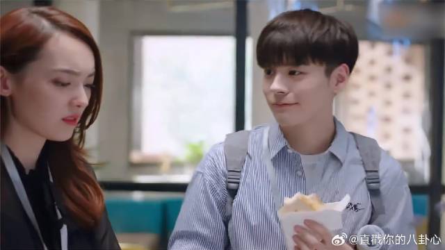 拜金女傍上大款，瞧不起穷小伙，下秒小伙漂亮回怼！