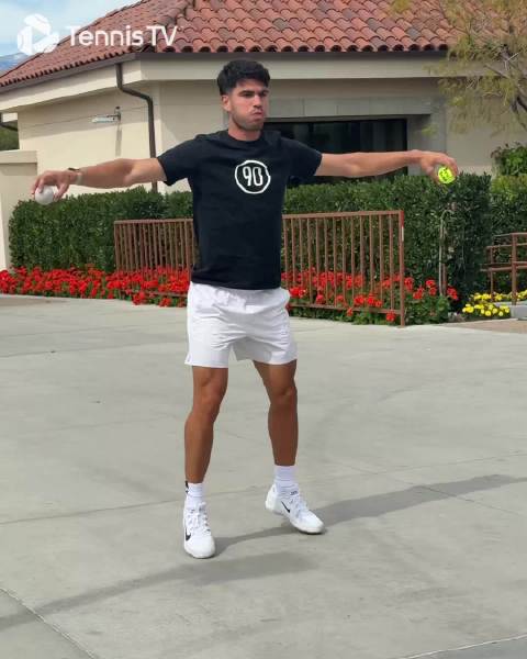 网球选手赛前激活训练方法揭秘，张之臻、斯瓦泰克等球员示范