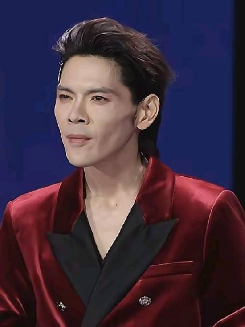 向佐突袭踢向百克力引争议，被指没分寸