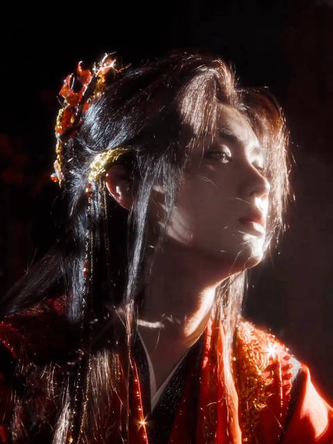 夏弃疾拍的周翊然，有阴湿新郎那味了，完全顶级魅魔