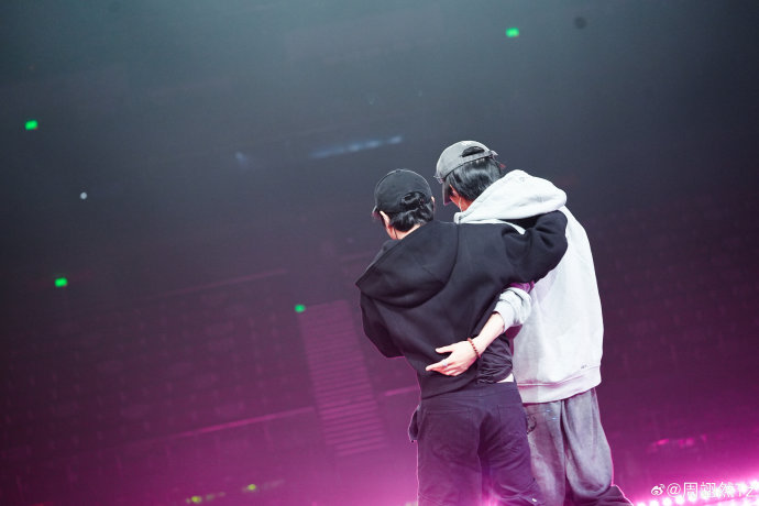 周翊然与偶像余佳运具体是如何从粉丝关系发展到合作关系的？