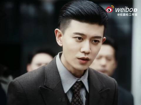 任嘉伦饰演爱国商人何贤,电视剧风与潮热播