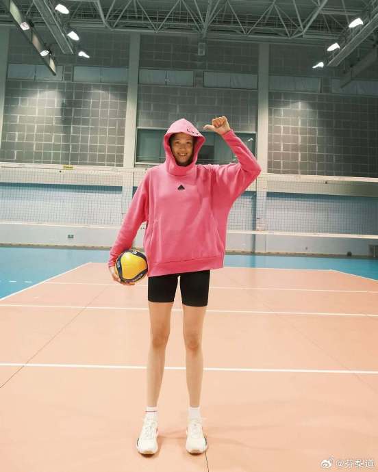 李盈莹是如何在日常训练和生活中影响并带动天津女排年轻队员的？