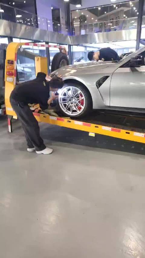 新车销售最怕贴膜店验漆面，宝马经销商经历一小时验收