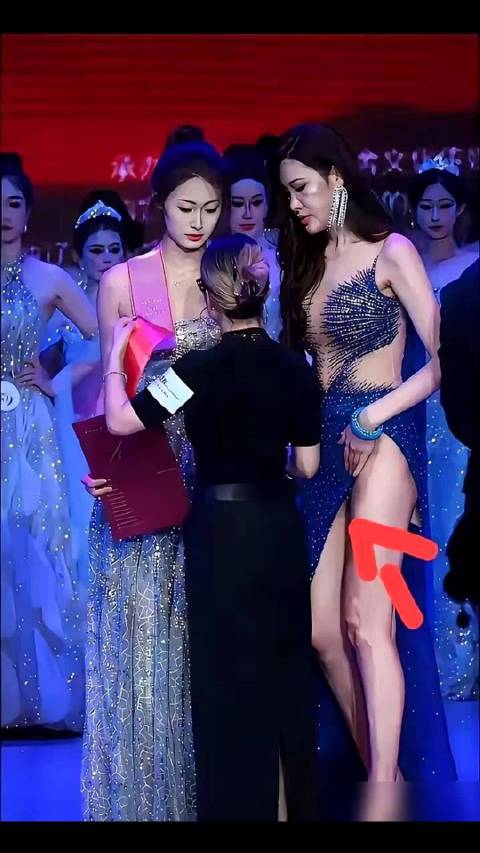 女星红毯困境：56层纱裙绊脚、鞋跟卡死、零下三度露肩搏镜头