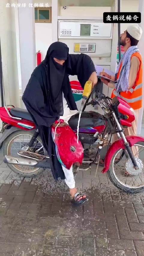 加油的最高境界，摩托小哥这番操作，直接让工作人员失业