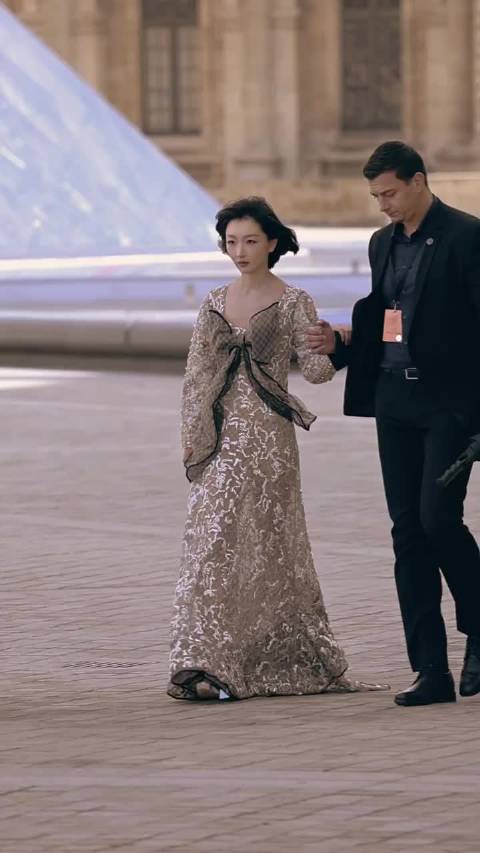 周冬雨巴黎街拍 你们觉得这套造型怎么样？