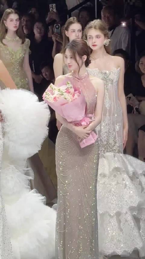 甄嬛称妹妹玉娆国色天香，徐璐亮相瓷器展