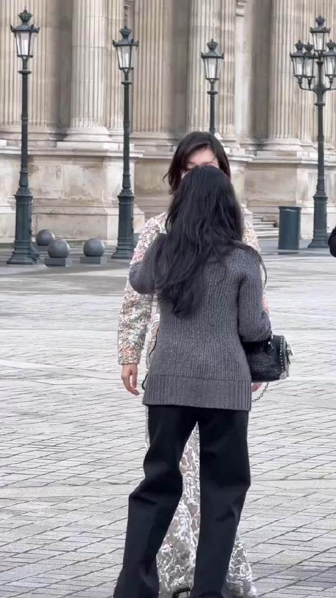 为什么感觉周冬雨这几步走的好像去干仗？