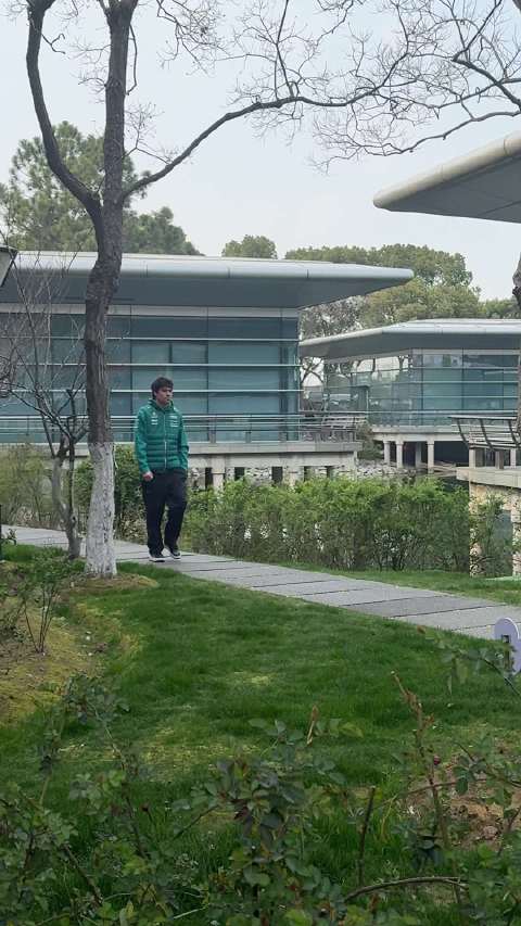 斯特罗尔表情有点凝重啊，马丁这是情况不妙吗？