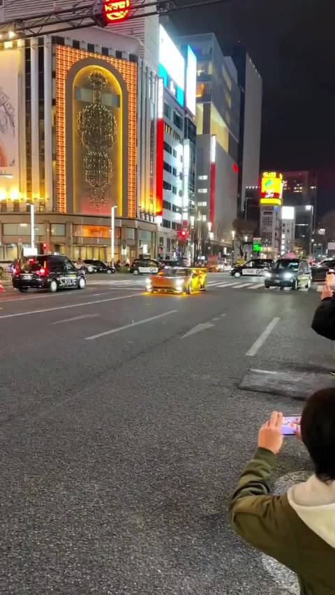 街拍兰博基尼爆闪大牛!夜间出车回头率拉满 电车永远给不了内燃机的激情！